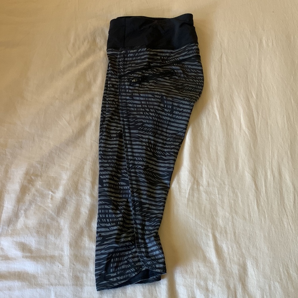 Striped Leaf Pattern Lululemon Capri Leggings Euc - image 4